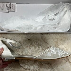 Elegant Ivory Lace Pointed Toe Women's Flat